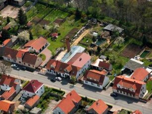 Günthersleben-Wechmar. Ortsteilansicht (Schwabhäuser Straße). Luftbild-Schrägaufnahme von Westnordwest