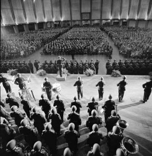 Großer Zapfenstreich in der Schwarzwaldhalle anlässlich der Verabschiedung des Kommandierenden Generals der Luftwaffengruppe Süd, Generalmajor Plocher.