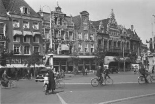 Amsterdam : Blick auf einen Platz in Amsterdam mit Häusern und Denkmal