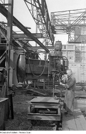 Aufnahmen vom Bau einer Brücke : Arbeiter an der Bohrmaschine