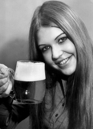 Nicht nur Männer trinken Bier. Dieser jungen Frau schmeckt es auch