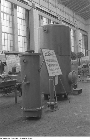 Aufnahmen der Geräte-Messe in Berlin-Reinickendorf : Stand der Dampfkesselfabrik und Apparatebauanstalt J. Lahl und Co.