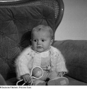 Porträt Baby mit Rassel