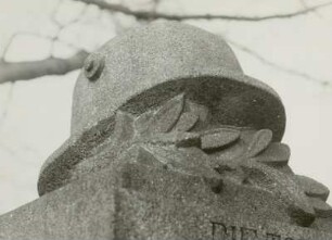 Ehrenmal für die Gefallenen des 1. und 2. Weltkrieges : Ehrenmal für die Gefallenen des 1. und 2. Weltkrieges (nach 1918 und nach 1945). Detail mit Stahlhelm auf Lorbeerkranz. Göppersdorf (Kreis Pirna)