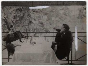 Anthony Eden und Lord Stanhope beim Lunch im Hotel Vieux Bois in Genf. links: Anthony Eden, rechts: Lord James Richard Stanhope
