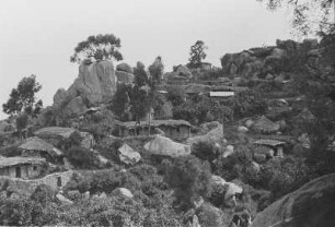 Koptenkloster Debre Bizen : Hütten des Koptenklosters Debre Bizen in einer felsigen Landschaft