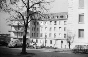 Freiburg: Frauenklinik, Südostecke, Vordergrund Auto