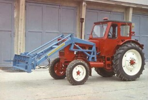 Frontlader T 182 am Traktor Belarus