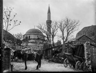 Moschee : Blick durch einen Hinterhof zur Karadozbeg- Moschee