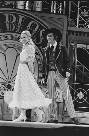 Szenenbilder aus "Show Boat", Musical von Jerome Kern mit Libretto von Oscar Hammerstein. Metropol-Theater Berlin, Premiere 20.12.1974