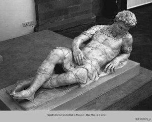 Grabmal des Mario Nari : Liegefigur des Mario Nari
