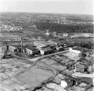 Kampnagel AG (Kampstraße): Luftbild des Betriebs: im Vordergrund Sackgasse der Hebbelstraße, im Hintergrund Bahnstrecke Hamburg-Lübeck und Neubaugebiet Meisenweg