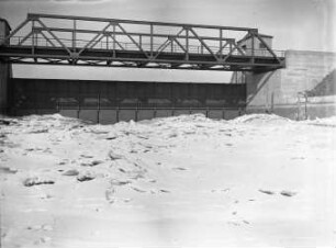 Eis vor Hochwassersperrtor Ladenburg