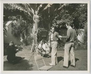 Marlene Dietrich, Fotoshooting im Garten der Villa von Dorothy di Frasso (Beverly Hills, 1935) (Archivtitel)
