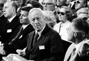 26. Tagung 1976 Physiker; Eröffnung; Ehrengäste sitzend: Kardinal König, Oberbürgermeister Steurer, Hannes Alfvén, dahinter Frau Forßmann, rechtsim Profil Rudolf L. Mößbauer
