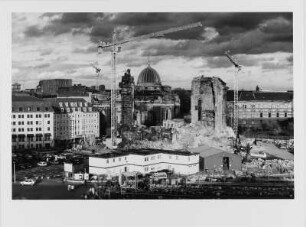 Frauenkirche nach Beginn der archäologischen Enttrümmerung, im Vordergrund die Regale mit den geborgenen Originalbauteilen