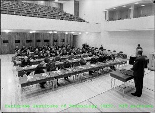 Dr. Rudolf Greifeld (administrativer Geschäftsführer der Kernreaktor Bau- und Betriebsgesellschaft (KBB)) während einer Rede vor Mitgliedern des Europarats im Vortragssaal der Schule für Kerntechnik (SKT)