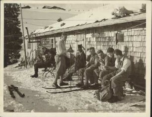 Deutschland. Winter in Oberbayern bei Schliersee. Skifahrer rasten vor der Skihütte Schönfelderalm