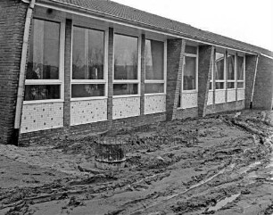 Volksschule: Neubau an der Gerberstraße: Pavillonbau mit Klassenzimmern und Gruppenraum vor Fertigstellung: vorn unbefestigte Außenanlage