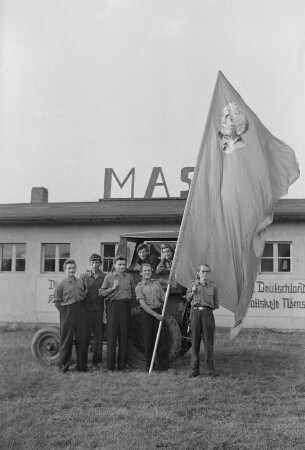 Maschinenausleihstation (MAS) in Panschwitz-Kuckau : Wupožčowarnja ratarskich mašinow (MAS) w Pančicach-Kukowje : Panschwitz-Kuckau / Pančicy-Kukow