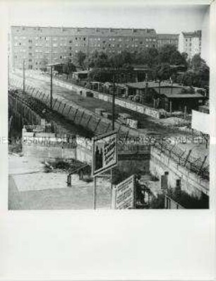 Die Mauer an der Sektorengrenze zwischen Neukölln und Treptow, Ecke Wildenbruchstraße