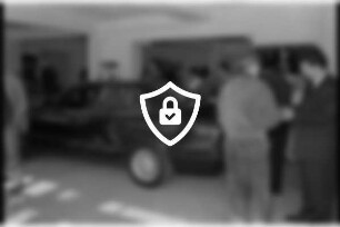 Autohaus Riegel: Vorburgstraße: Neueröffnung der Ausstellungs- und Geschäftsräume: Besucher bei Besichtigung, Neuwagen, vorne rechts zwei Männer im Gespräch