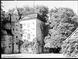 Berlin, Jagdschloss Grunewald, Schloss mit Geweihen im Sommer.