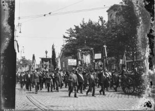 Aufzug Dresdner Männergesangsvereine (u. a. "Arnim" und "Hans Sachs") zum Sängertreffen-Bundesfest in Wien 1928