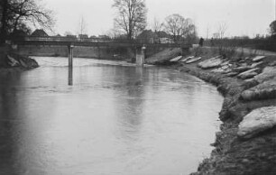 Eisschollen am Ufer : Eisschollen am Ufer der Weißen Elster. Elster, Pistorissteg