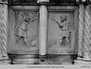 Fontana Maggiore : Unteres Becken mit Darstellungen aus dem Alten Testament, der Artes mechanicae, der Sieben Freien Künste und Monatsdarstellungen : Allegorische Monatsdarstellung des Juli mit Tierkreiszeichen Löwe