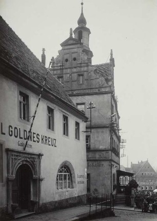 Colditz, Hotel und Gasthaus Goldnes Kreuz mit spätgotischem Portal und rechts das Rathaus