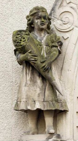 Heiligkreuz-Schule — Nordflügel — Statue