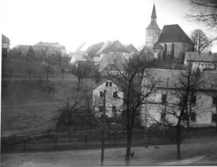 Deutschland (Leubnitz?). Ortsteilansicht. Blick gegen die Kirche