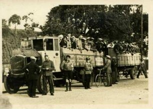 Männer und Frauen vor einem Wagen der Möbelspedition Rudolf aus Dohna vermutlich auf dem Weg zu einer Wahlveranstaltung der KPD