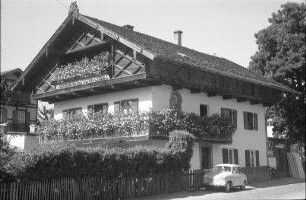 Tutzing: Haus mit Blumenbalkon