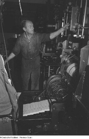 Arbeiter an einer Druckmaschine