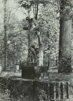Satyr : Satyr. Sandstein; H. ca. 1,80 m (um 1710; P. Heermann). Dresden, Großer Garten, Naturtheater