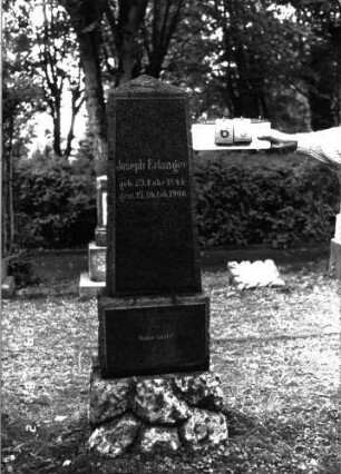 Grabstein 68 (Index: 100101519) Material: Granit, unterer Sockelteil ruticaartig Zustand: gut Maße HxBxT: 175x37x18 cm Beschreibung: Obelisk, getreppter Sockel, unterer Sockelteil rusticaartig Steinmetz: J. Fugazza: Grabstein 68
