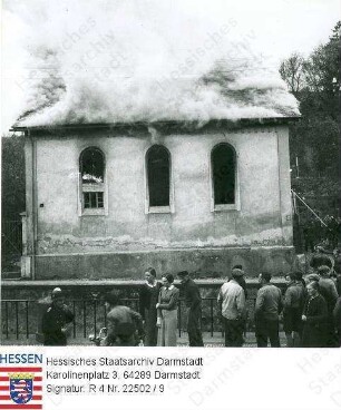 Ober-Ramstadt, 1938 November / Zerstörung der Synagoge / Bild 9: Feuerwehr beim Sichern der Nachbarhäuser gegen einen Übergriff des Feuers mit Schaulustigen