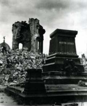 Denkmalsockel für Martin Luther vor der Ruine der Frauenkirche, 9. Juni 1947