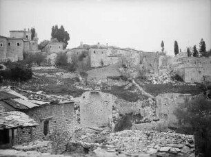 Zerstörtes Dorf : Blick über ein teilweise durch Krieg zerstörtes Dorf