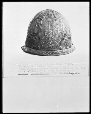 Helm mit antiken Waffen, Mars, Apoll, Medusa, Merkur und Jupiter