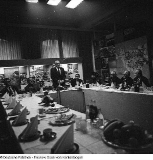 Horst Sindermann, Präsident der Volkskammer, zu einem Informationsbesuch in Dresden (hier: Begegnung mit Parteiveteranen) (Vgl. 4108 - 4110: gleiche Veranstaltung?)