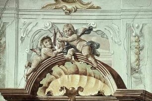 Illusionistische Portalbekrönung mit Putten