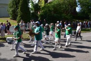 Bad Oldesloe: Kindervogelschießen: Am Bürgerpark Blickrichtung Süden: Einzug auf den Exer: Spielmannszug "Grüne Jäger" Winsen/Holstein: 13. Juli 2023
