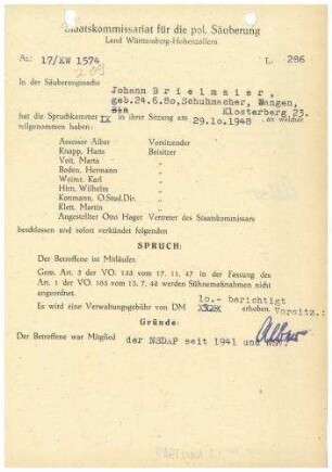Duque de Caxias (Brasilien). Projekt Vila Ideal. Lehrwerkstatt für Schlosser. Junger Mann beim Feilen