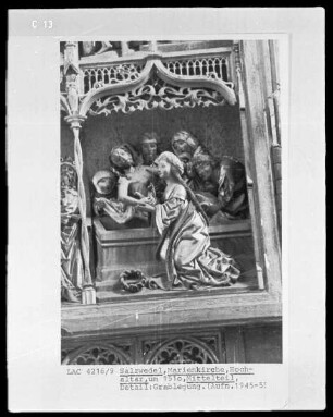 Hochaltar — Altar in geöffnetem Zustand — Mittelschrein mit 13 Bildfeldern — Grablegung Christi