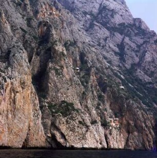 Griechenland, Athos, Einsiedeleien in der steilen Südküste des Heiligen Berges