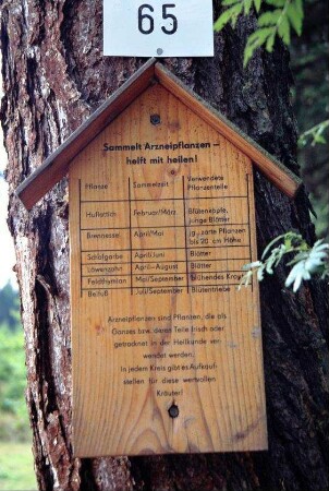 Tafel aus DDR-Zeit mit Aufforderung zur Sammlung von Heilkräutern