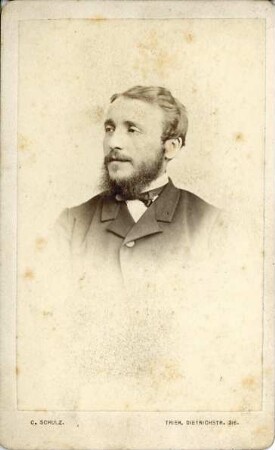 Fotografie eines Herren in dreiviertel Ansicht